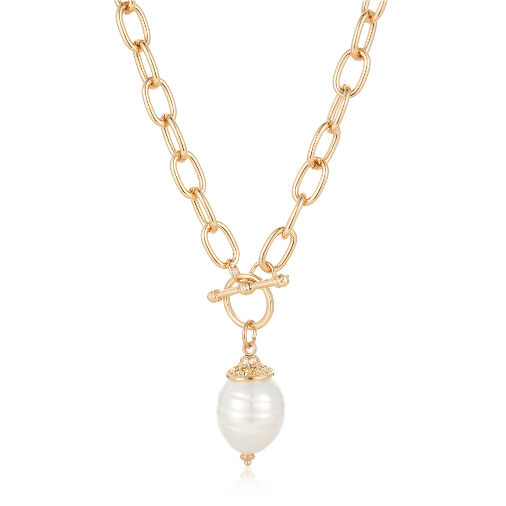 Halskette aus goldfarbigem Metall mit Shellbeadanhänger