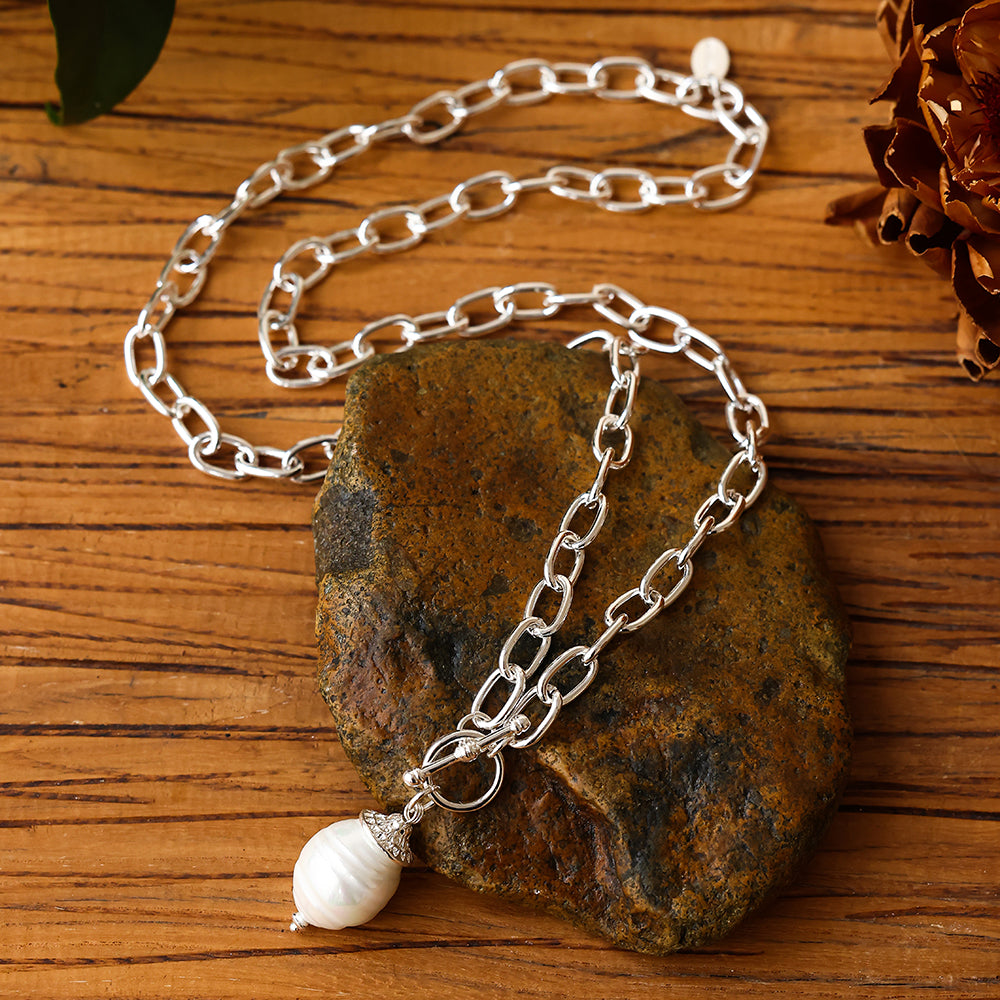 Halskette aus silberfarbigem Metall mit Shellbeadanhänger