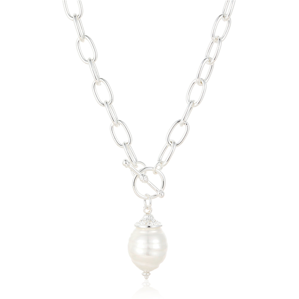 Halskette aus silberfarbigem Metall mit Shellbeadanhänger