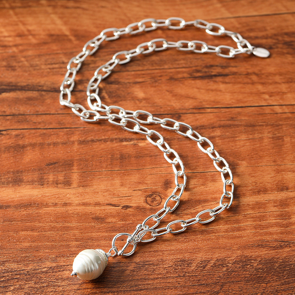 Lange silberfarbene Gliederhalskette mit Shellbead-Anhänger