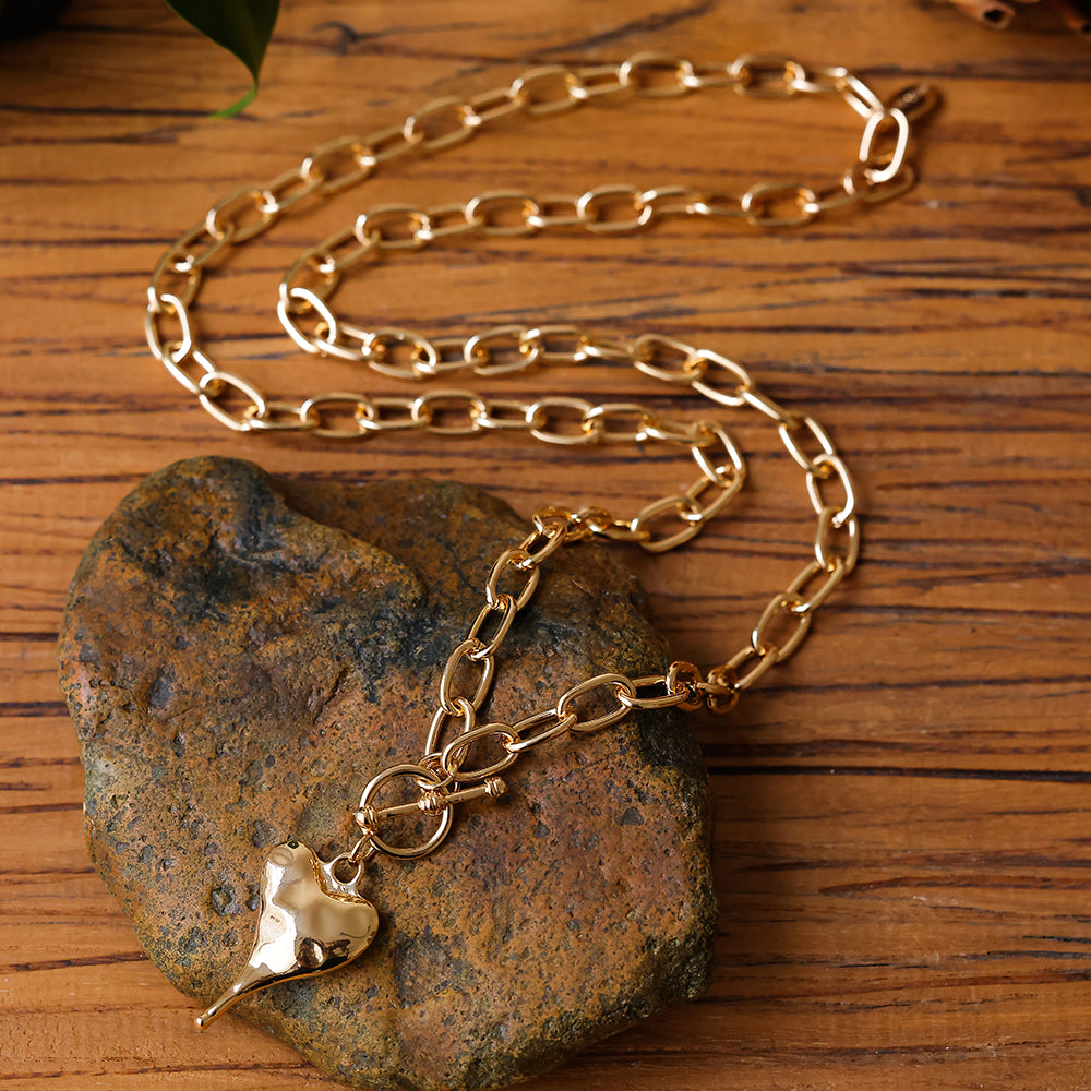 Halskette aus goldfarbig rhodiniertem Metall mit Herzanhänger (Lang)