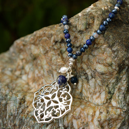 Kette mit Ornamentanhänger aus Lapislazuli