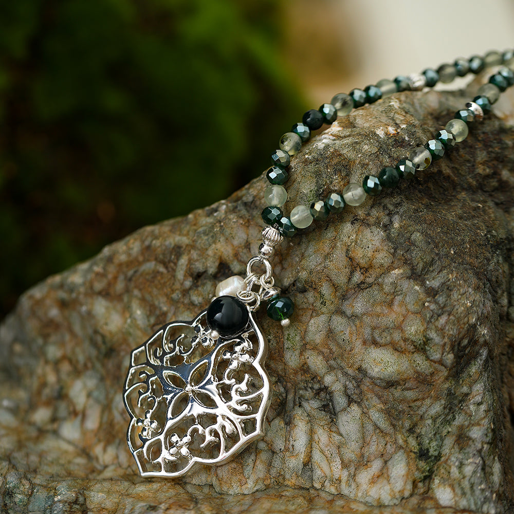 Kette mit Ornamentanhänger aus Prehnit