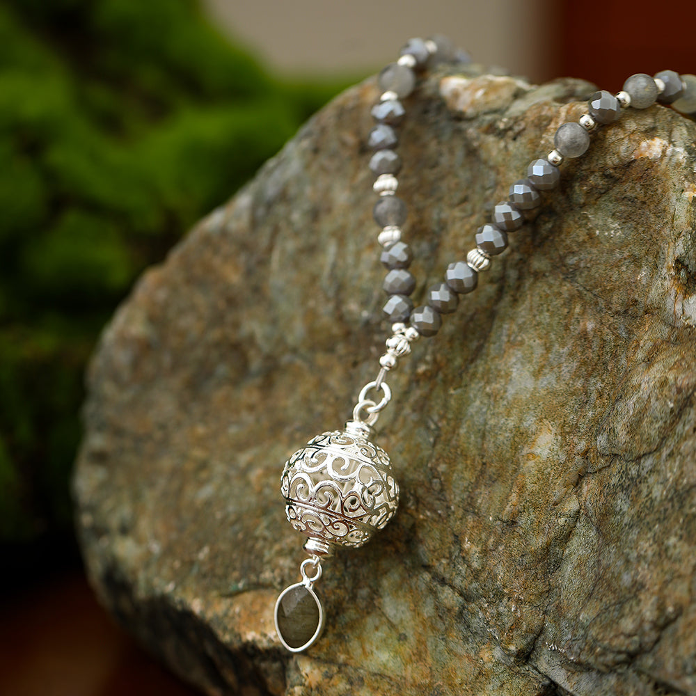 Kette mit Kugelanhänger aus Labradorit