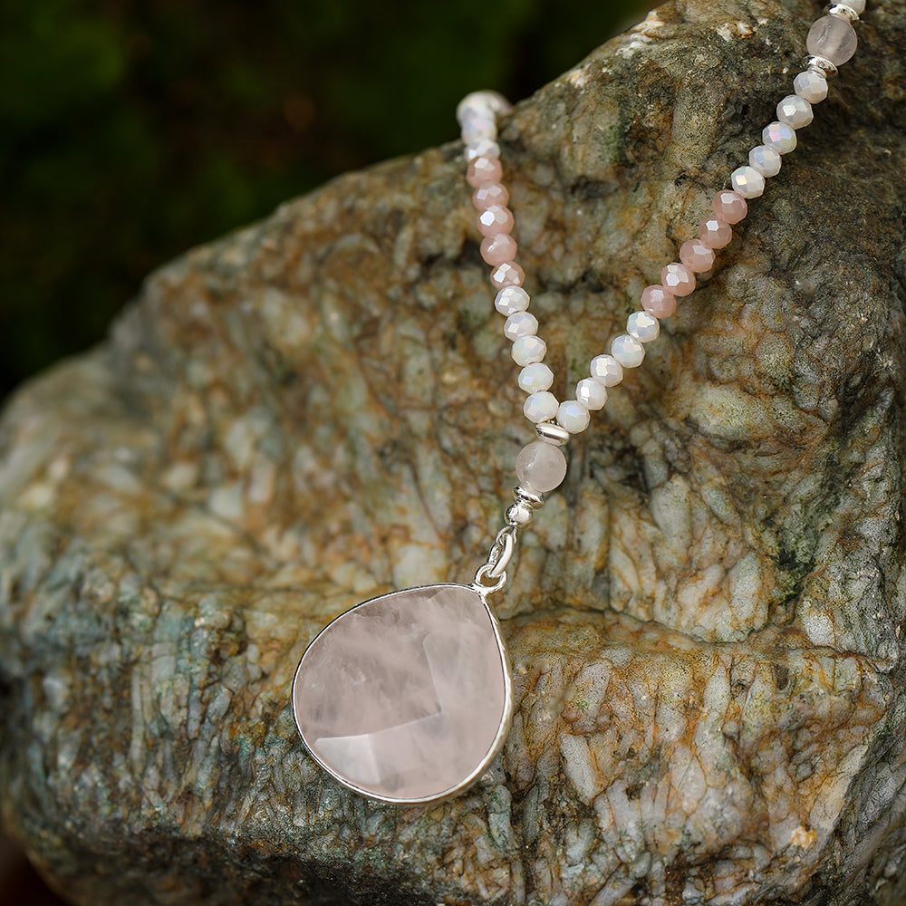 Kette mit Tropfsteinanhänger aus Rosenquarz