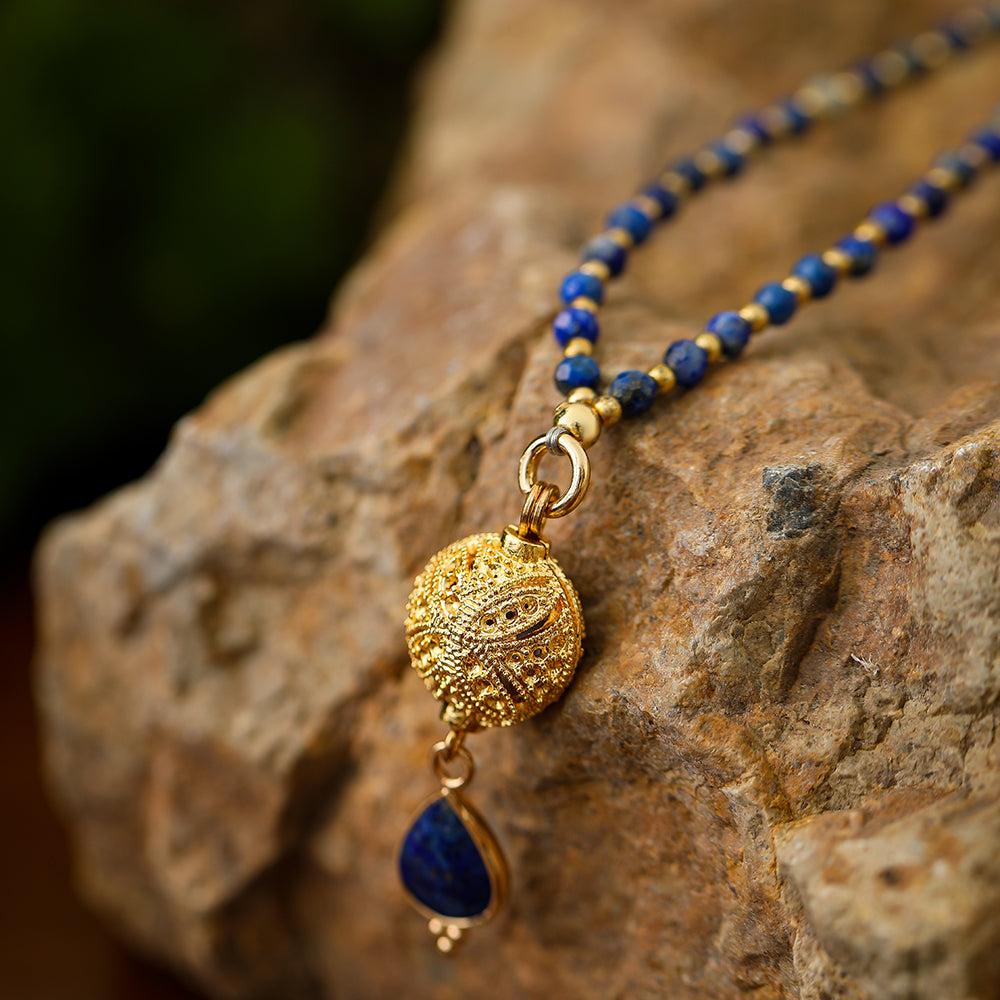 Kette mit Kugelanhänger aus Sodalith in Gold