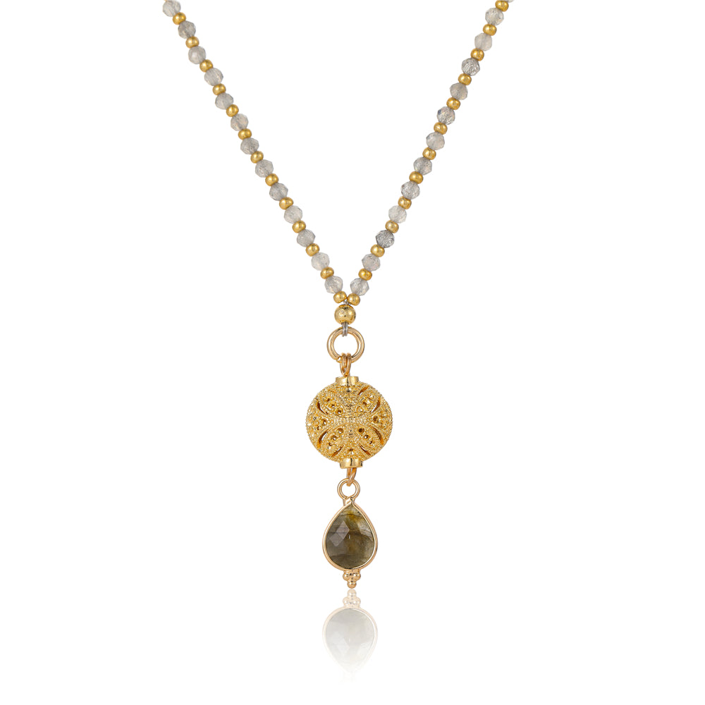 Kette mit Kugelanhänger aus Labradorit in Gold