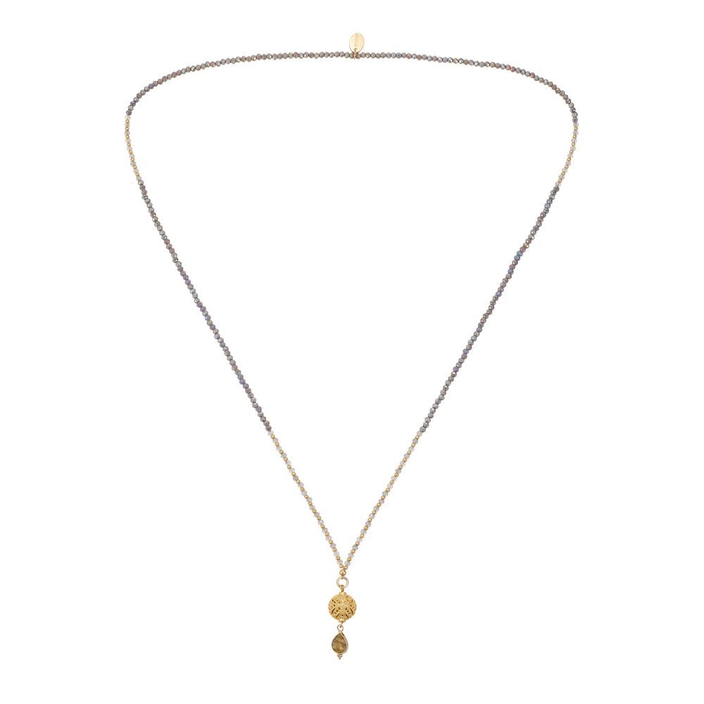 Kette mit Kugelanhänger aus Labradorit in Gold