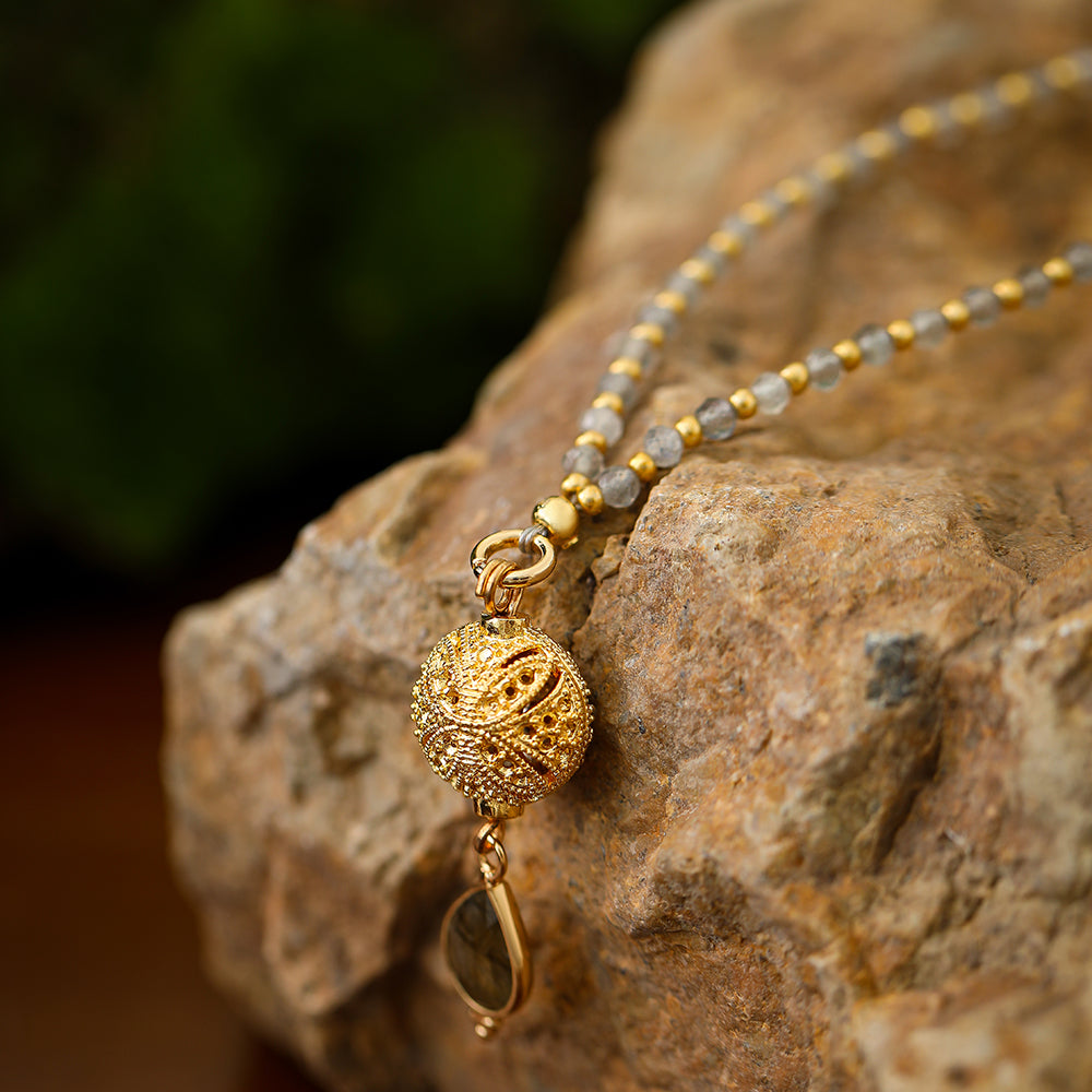Kette mit Kugelanhänger aus Labradorit in Gold