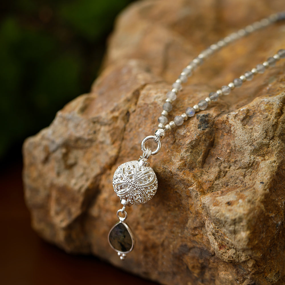 Kette mit Kugelanhänger aus Labradorit in Silber