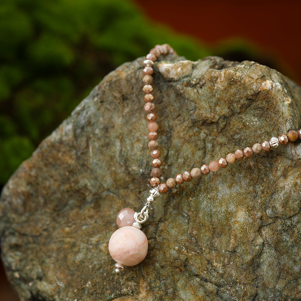 Kette mit Kugelanhänger aus Sonnenstein