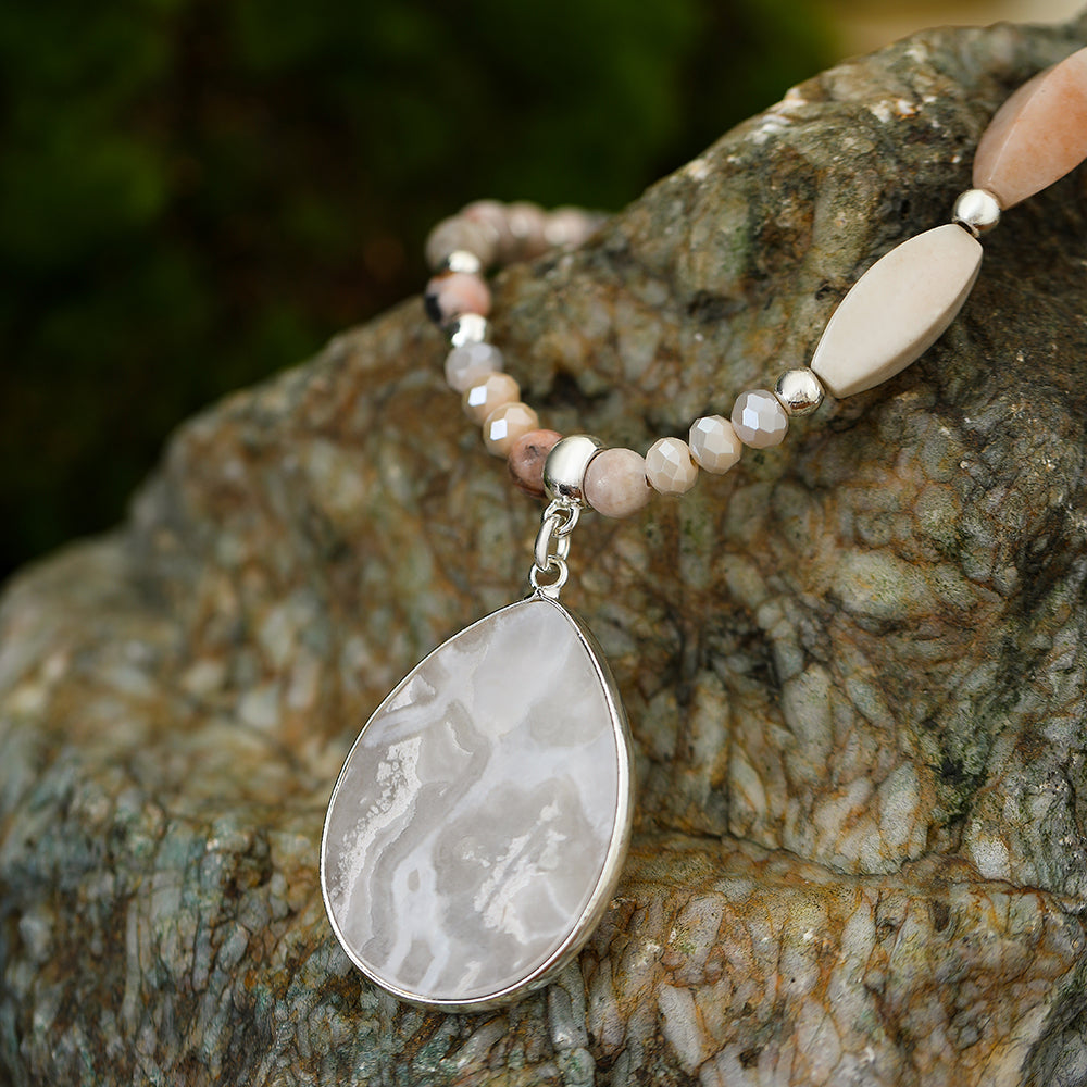 Kette mit Anhänger aus Jaspis und Achat