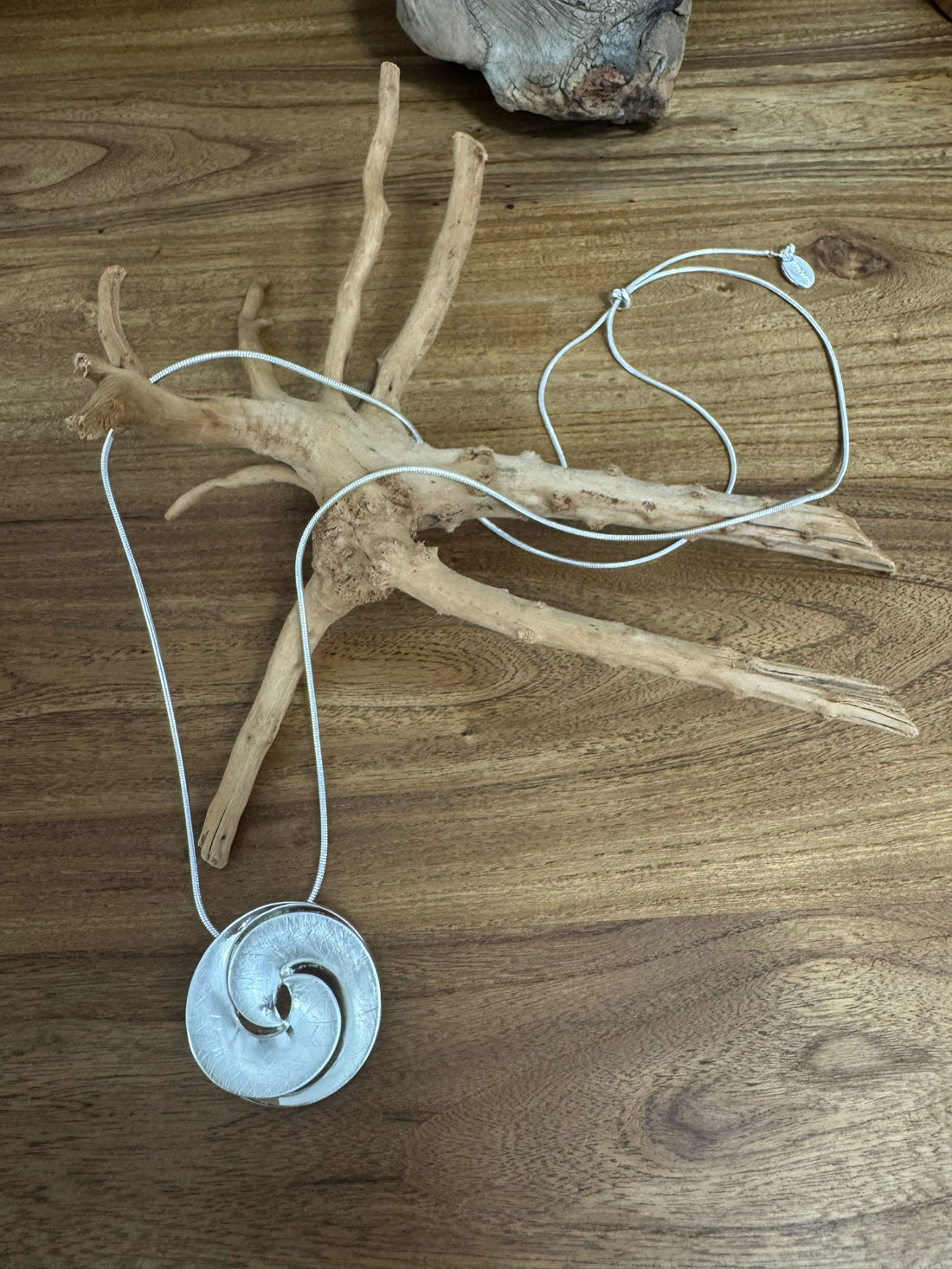 Halskette aus rhodiniertes Metall mit Anhänger