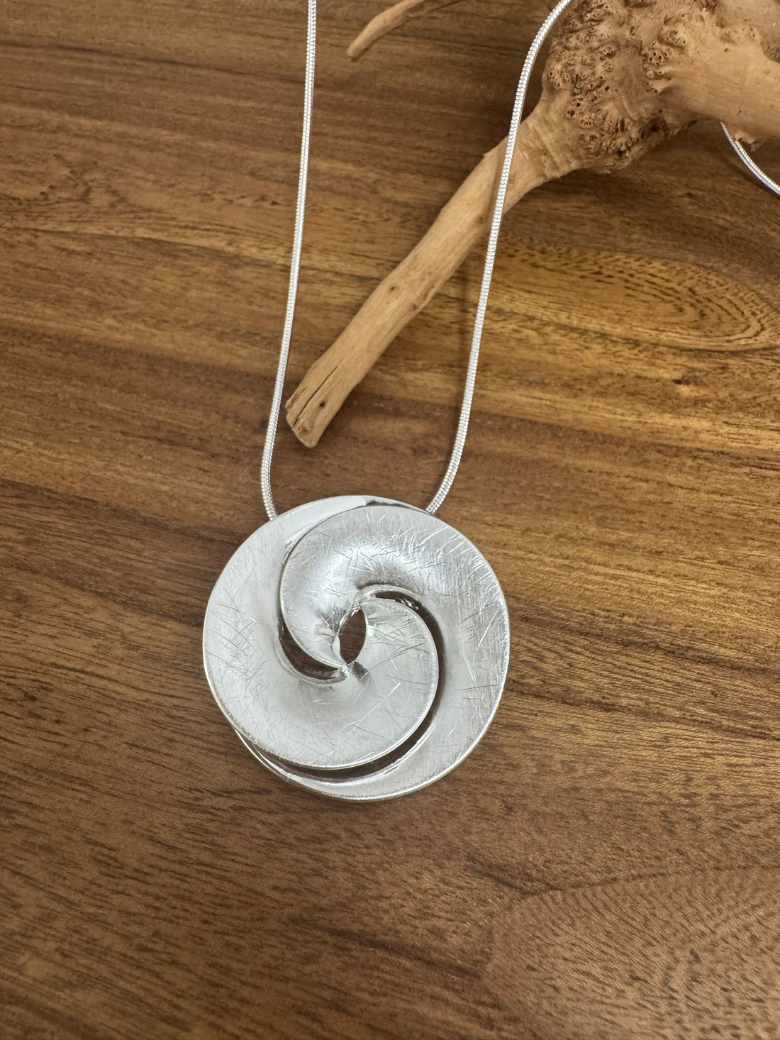 Halskette aus rhodiniertes Metall mit Anhänger