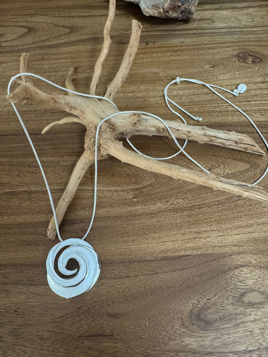 Halskette aus rhodiniertes Metall mit Anhänger