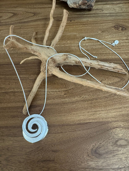 Halskette aus rhodiniertes Metall mit Anhänger