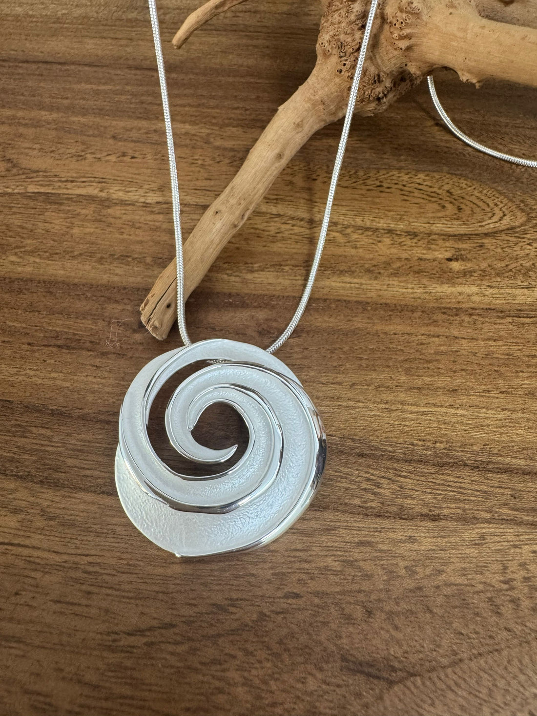 Halskette aus rhodiniertes Metall mit Anhänger