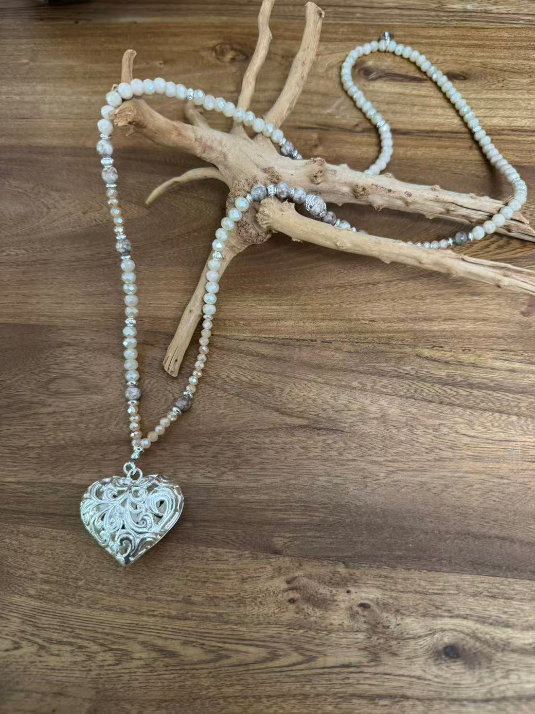 Halskette aus Jaspis mit Herzanhänger