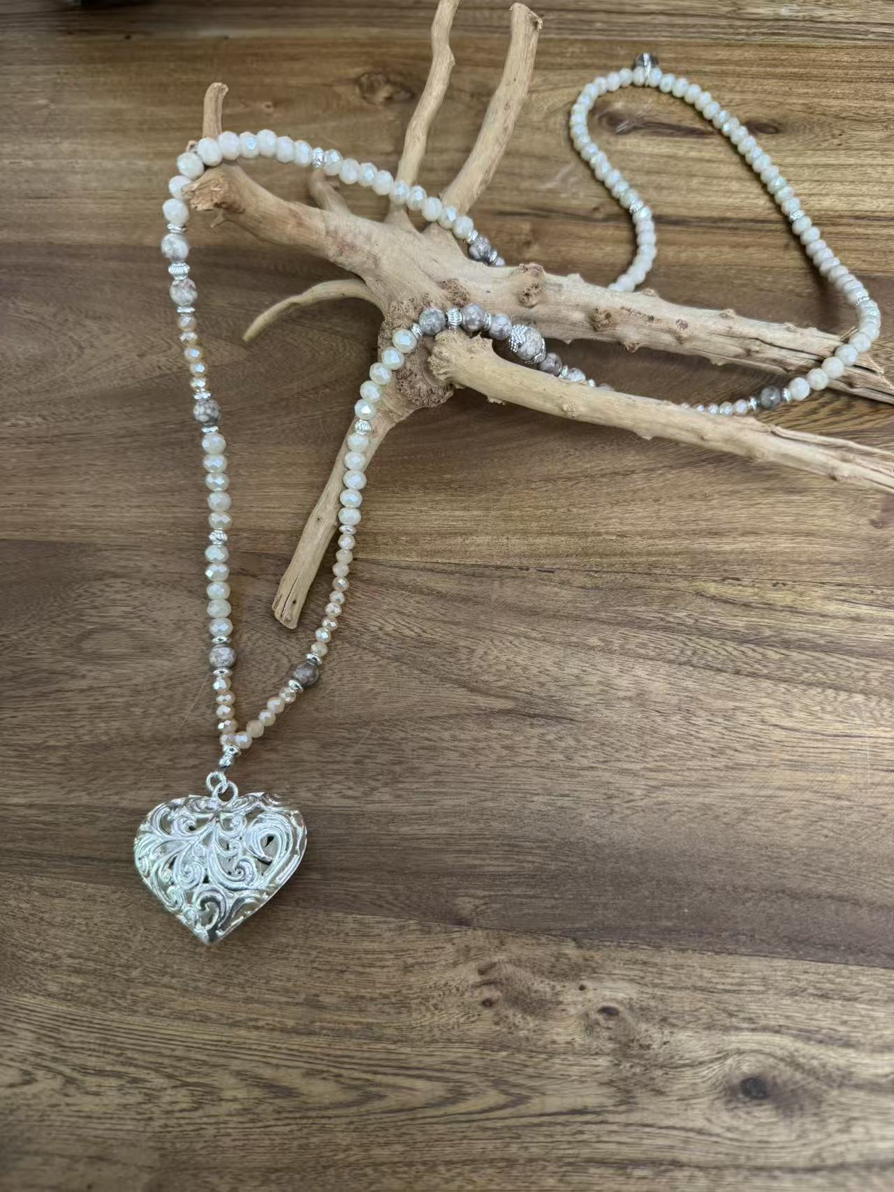 Halskette aus Jaspis mit Herzanhänger