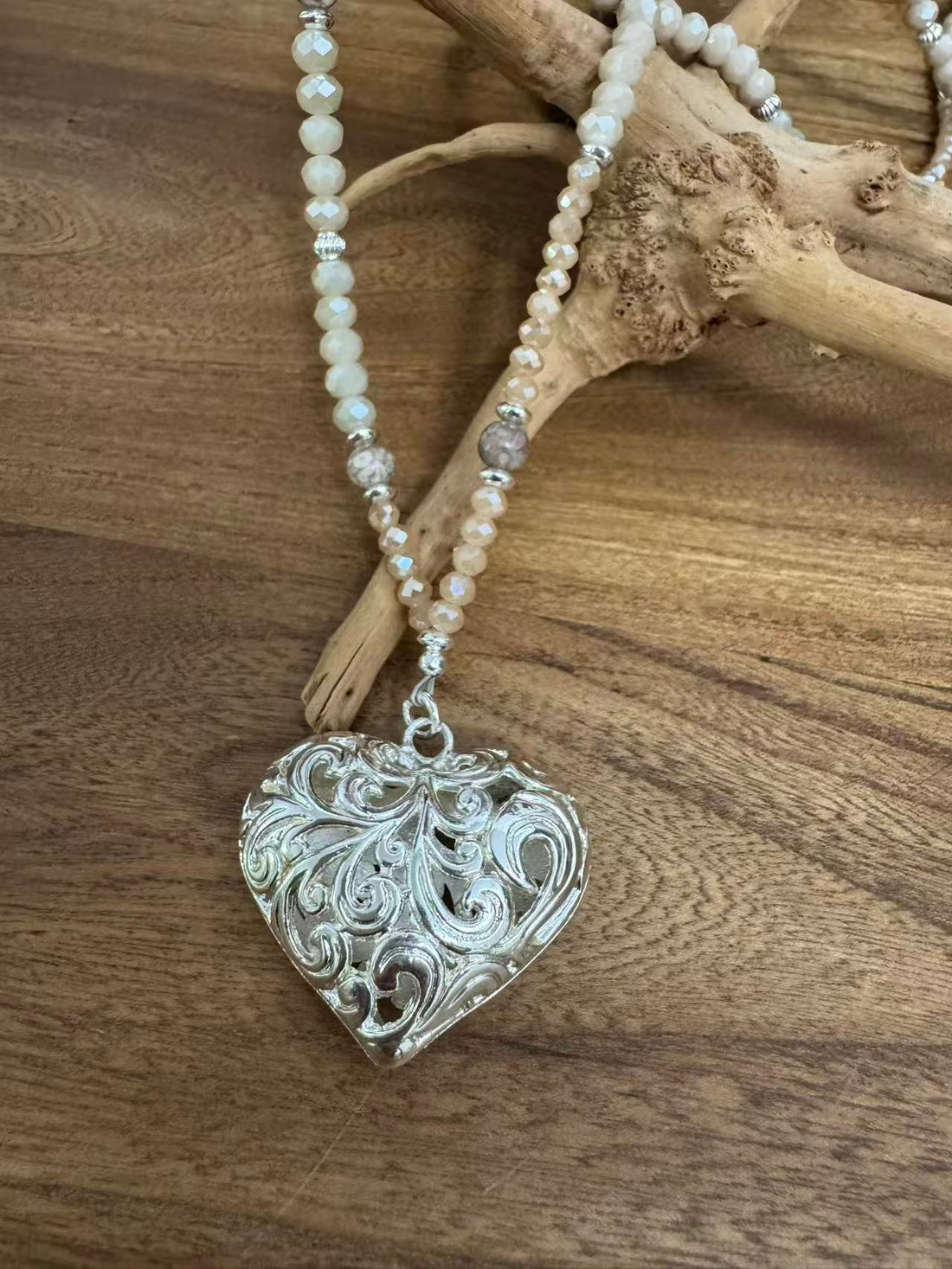 Halskette aus Jaspis mit Herzanhänger