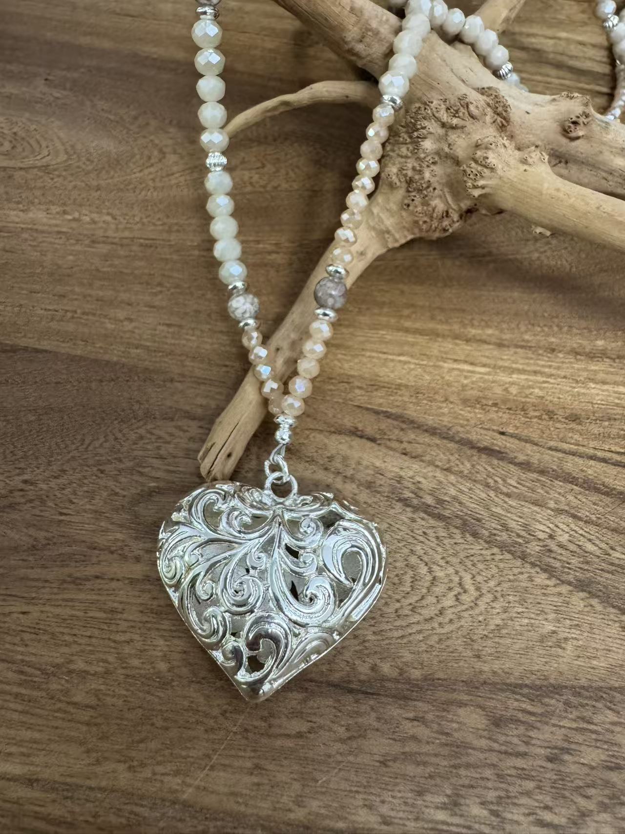 Halskette aus Jaspis mit Herzanhänger