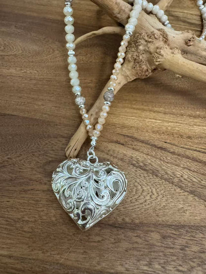 Halskette aus Jaspis mit Herzanhänger