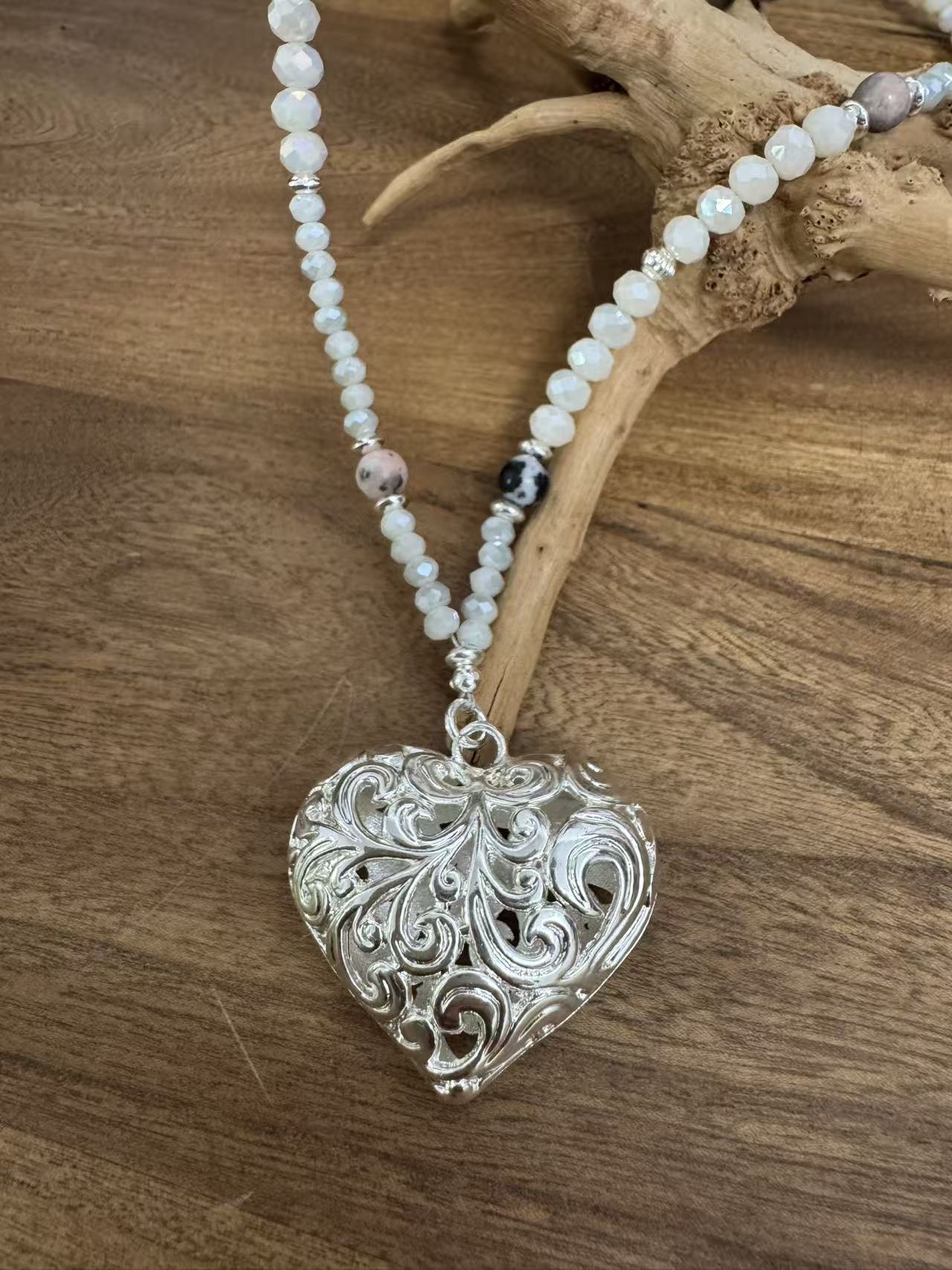 Halskette aus Rotem Jaspis mit Herzanhänger