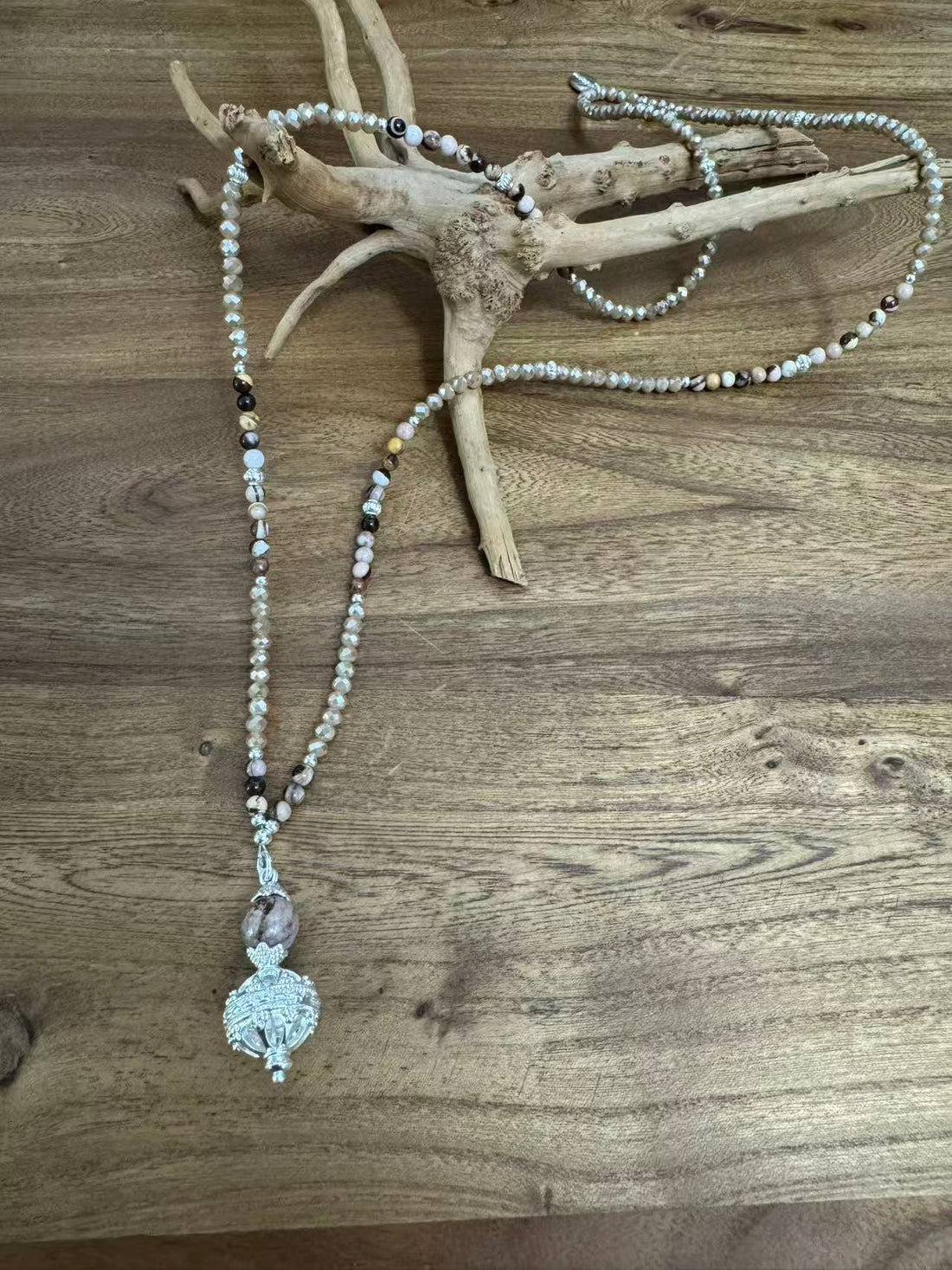 Halskette aus Mookait mit Anhänger