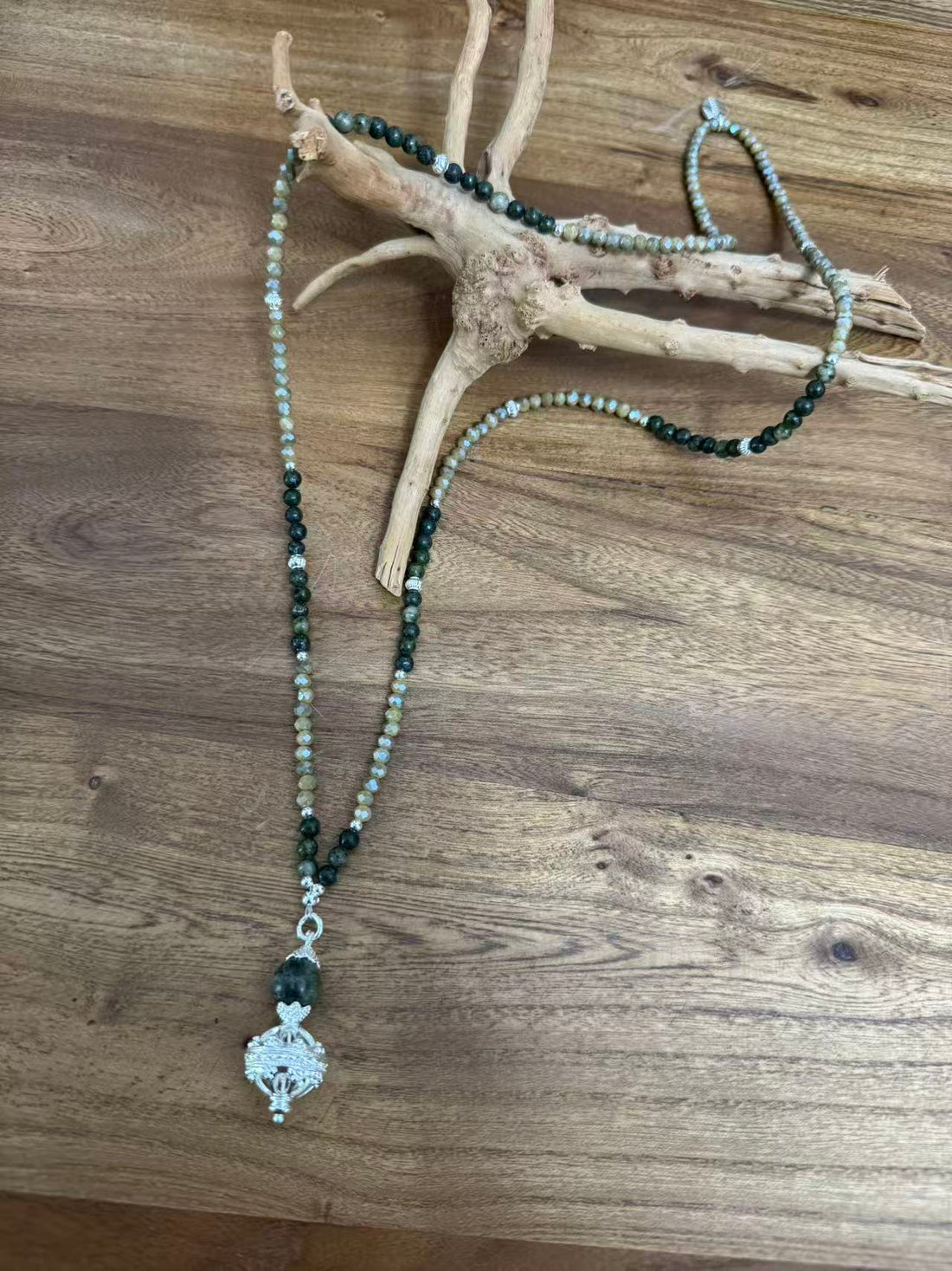 Halskette aus Afrikanischer grüner Jade mit Herzanhänger