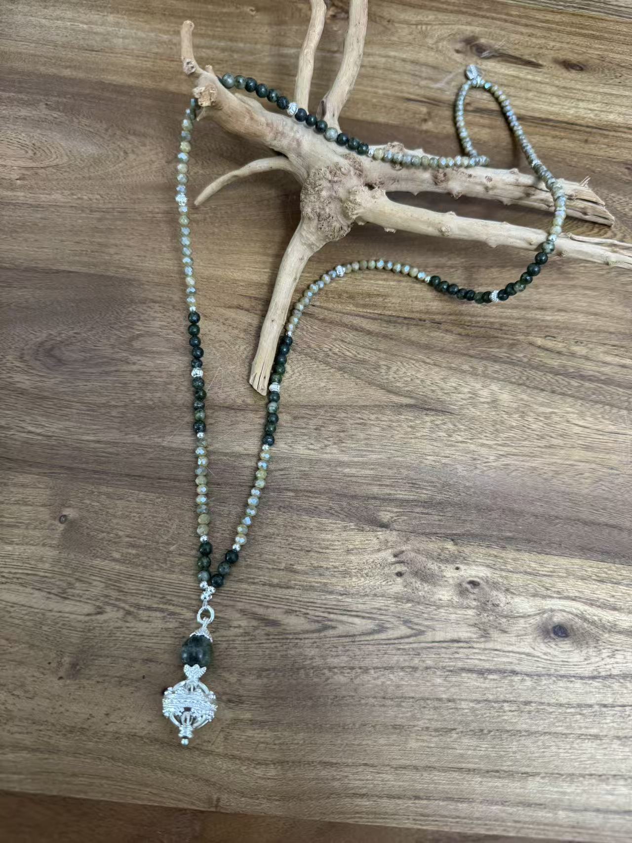 Halskette aus Afrikanischer grüner Jade mit Herzanhänger