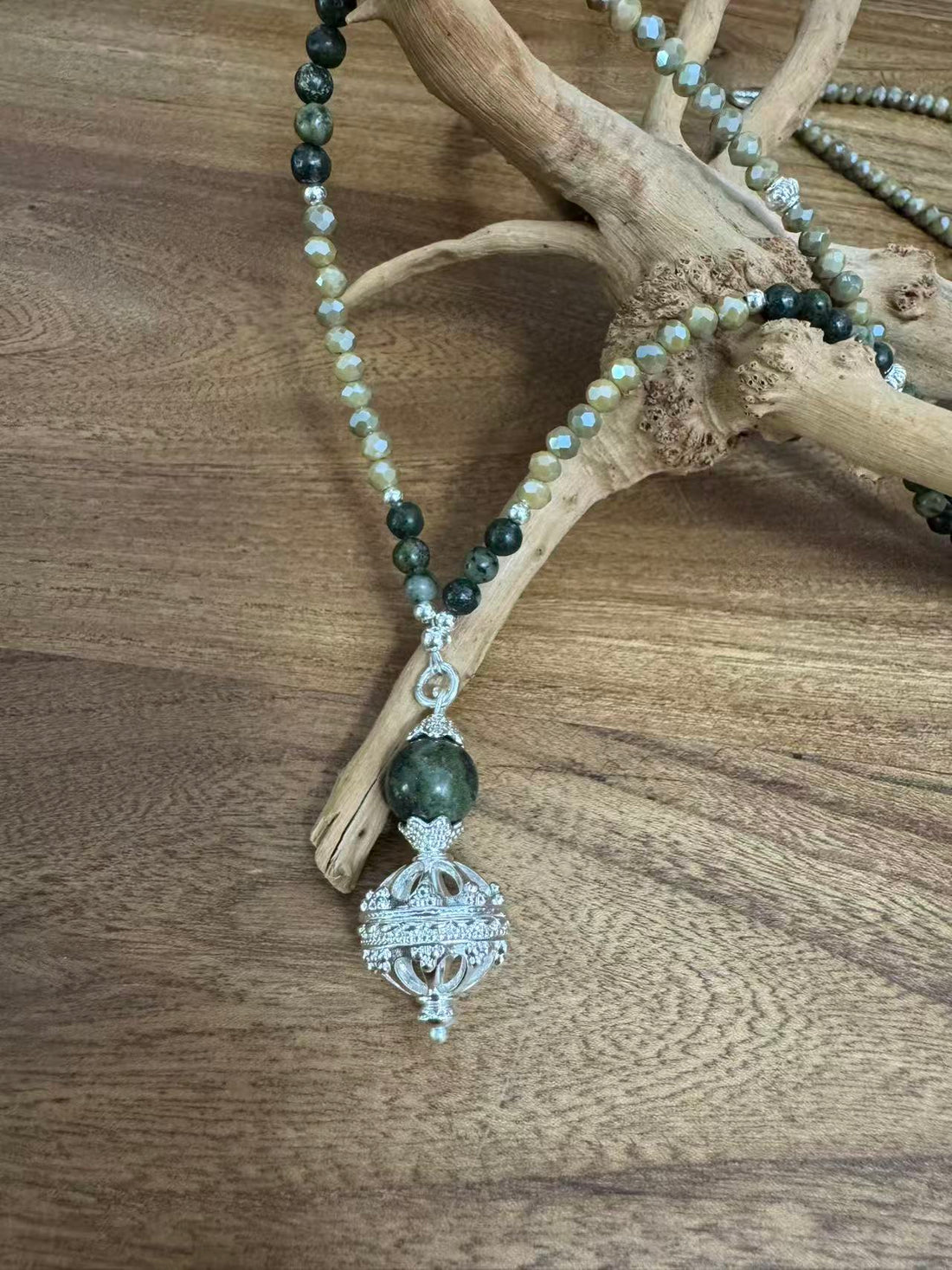 Halskette aus Afrikanischer grüner Jade mit Herzanhänger