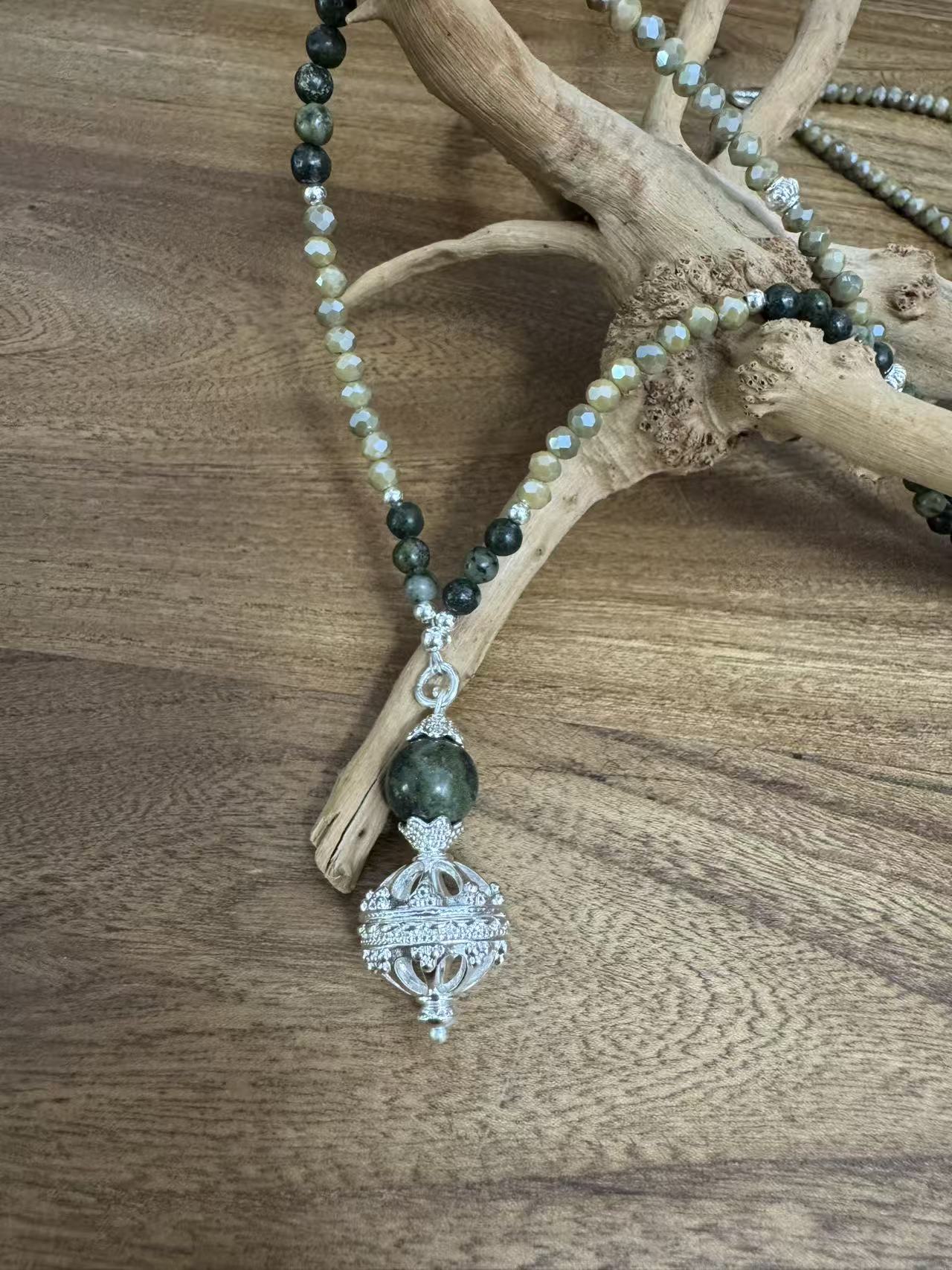 Halskette aus Afrikanischer grüner Jade mit Herzanhänger