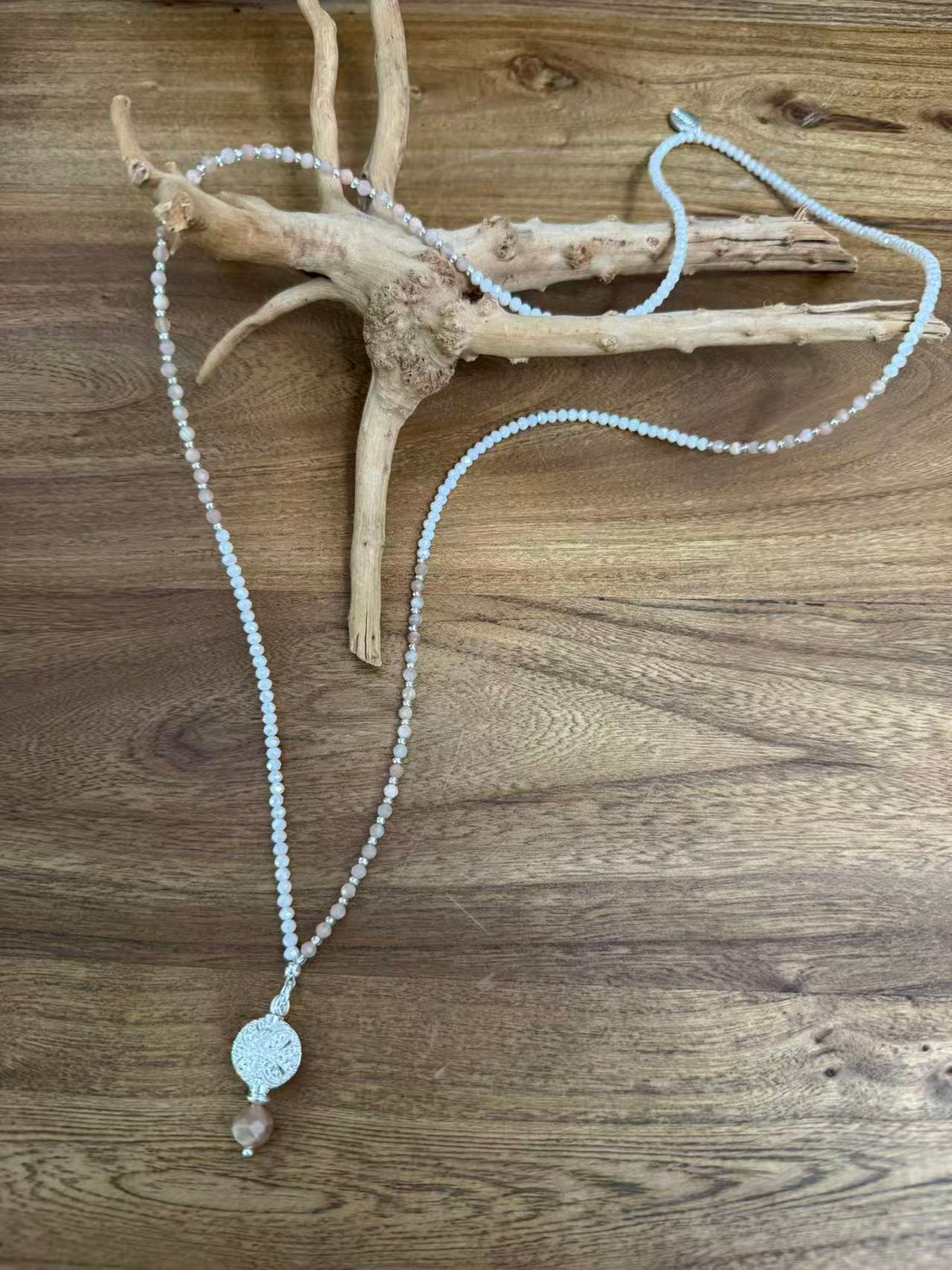 Halskette aus Sonnenstein mit Anhänger