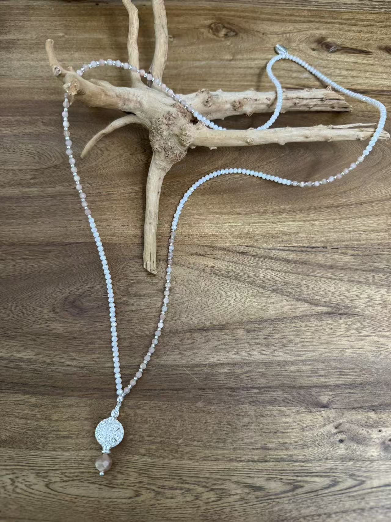 Halskette aus Sonnenstein mit Anhänger