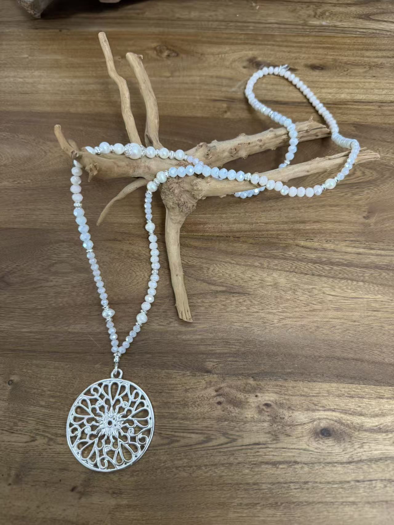 Halskette aus Süsswasserperlen mit Anhänger