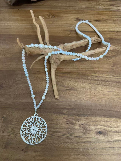 Halskette aus Süsswasserperlen mit Anhänger