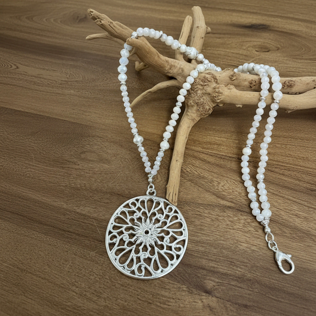 Halskette aus Süsswasserperlen mit Anhänger