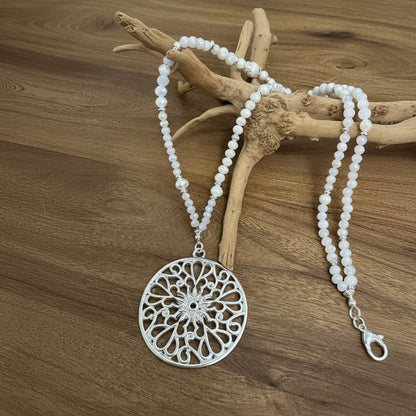 Halskette aus Süsswasserperlen mit Anhänger