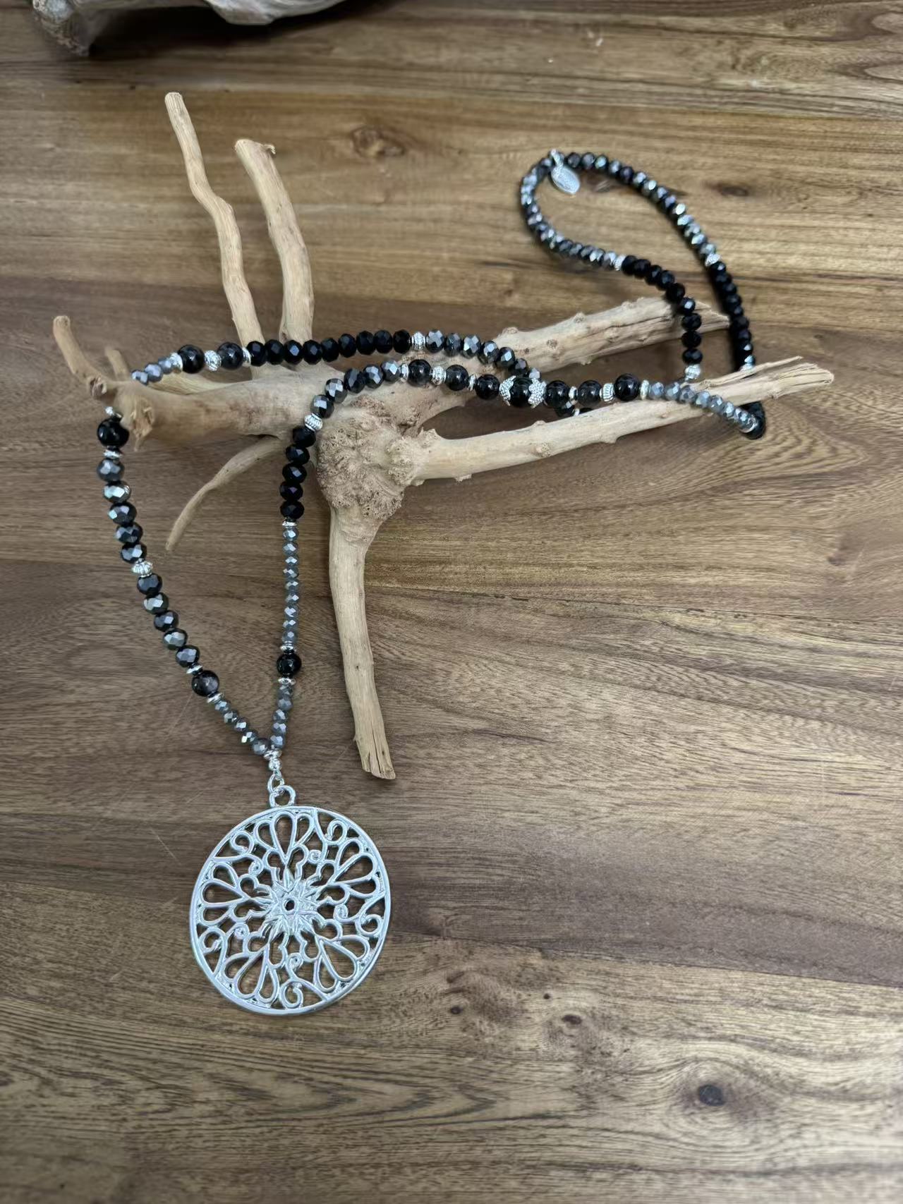 Halskette aus Obsidian mit Anhänger