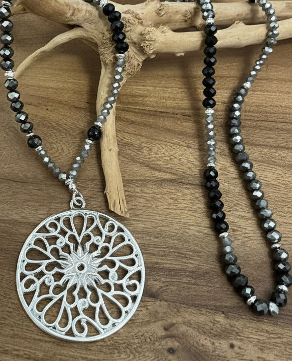 Halskette aus Obsidian mit Anhänger
