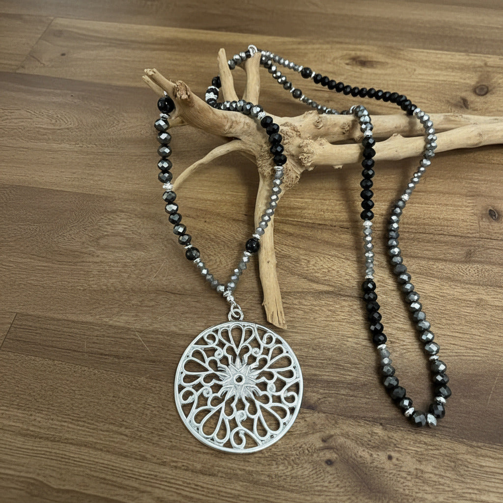 Halskette aus Obsidian mit Anhänger