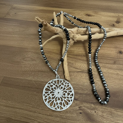 Halskette aus Obsidian mit Anhänger