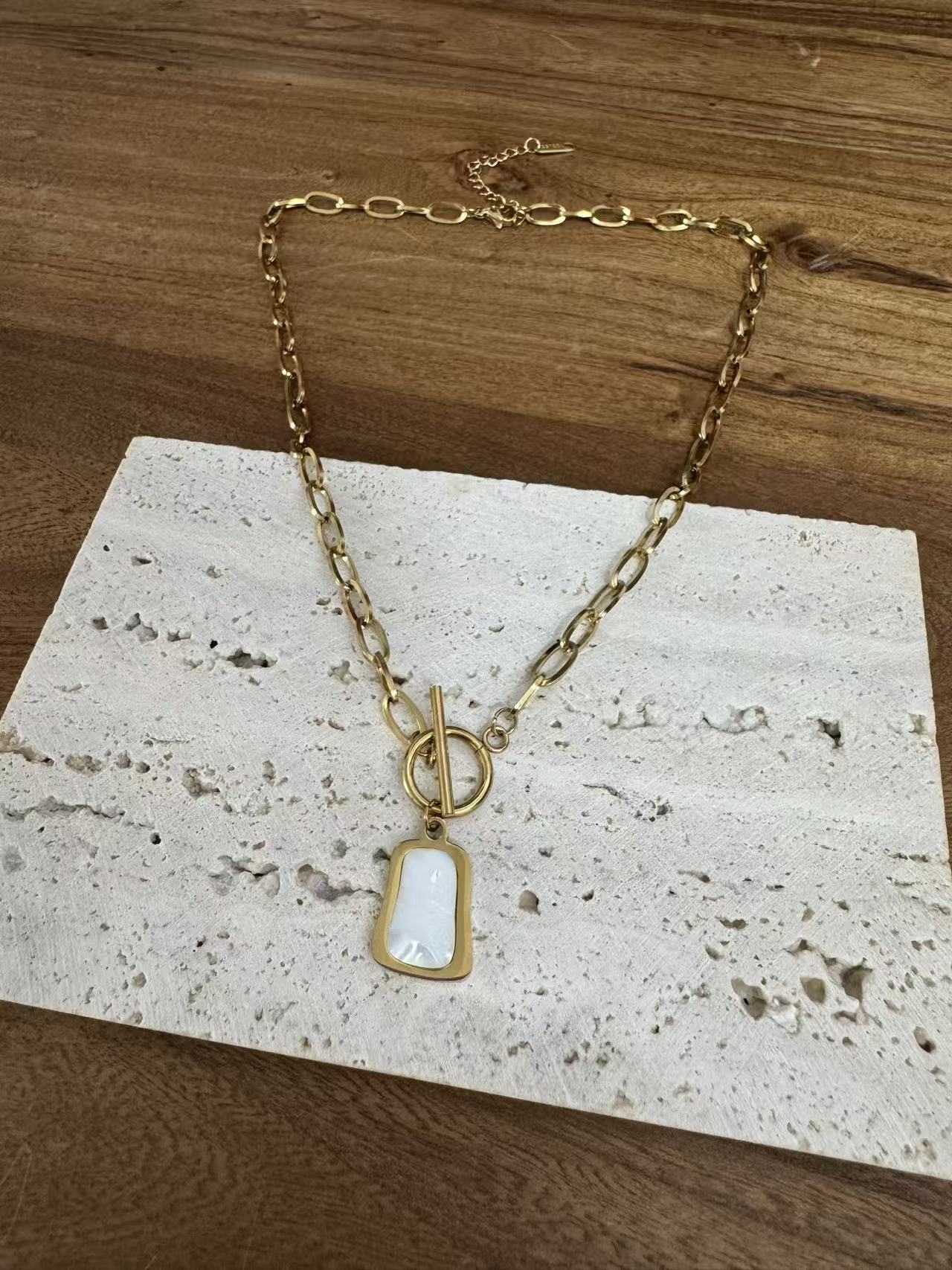 Halskette aus Edelstahl mit Anhänger