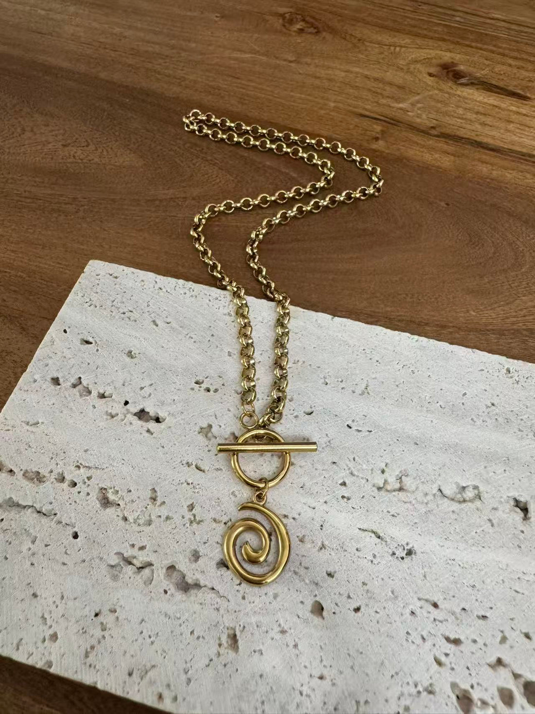 Halskette aus Edelstahl mit Spiralenanhänger wasserfest