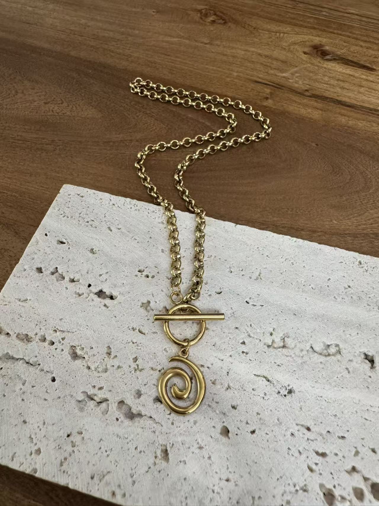 Halskette aus Edelstahl mit Spiralenanhänger