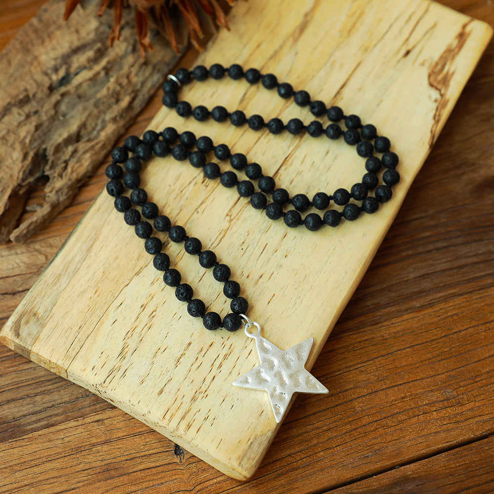 Halskette aus Lavastein mit Sternanhänger