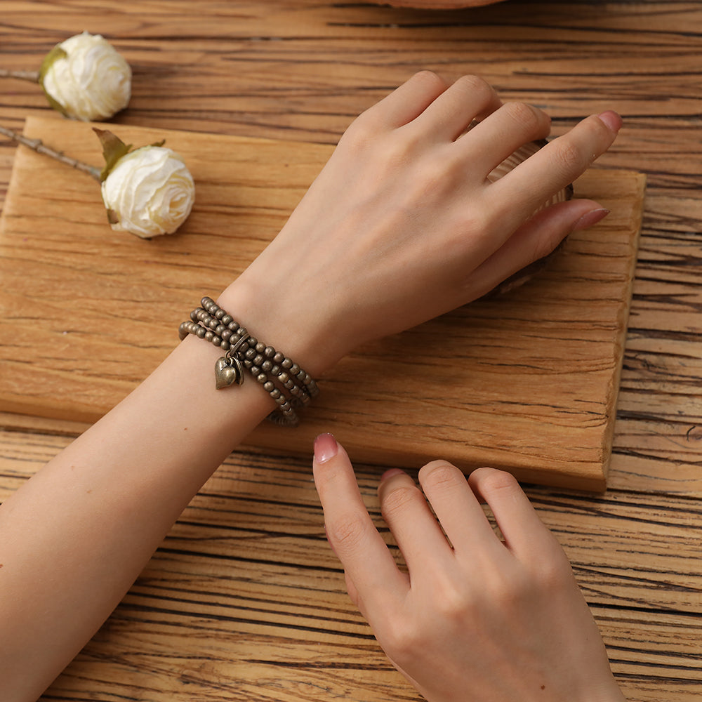Armband aus hochwertigem rhodiniertem Metall mit Herzanhänger