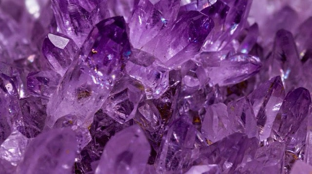 Nahaufnahme eines tiefvioletten Amethyst-Kristalls – Die beruhigende Amethyst Wirkung für Fokus und spirituelle Reinigung bei Andreani.