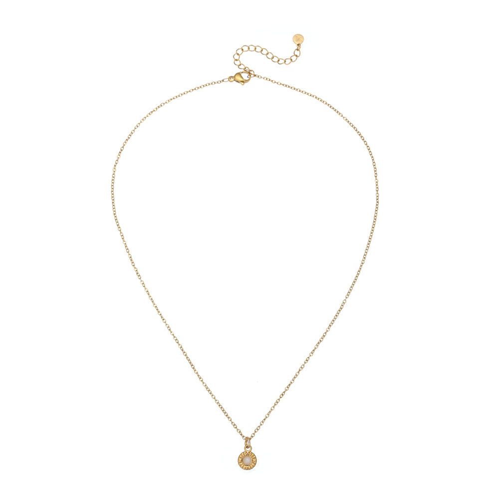 Ein elegantes, filigranes goldenes Collier mit einer feinen Gliederkette und einem kleinen runden Anhänger. Der Anhänger zeigt eine zarte, schimmernde Perle oder einen weißen Stein, umgeben von einem kunstvoll strukturierten Goldrand, perfekt für dezente Eleganz.