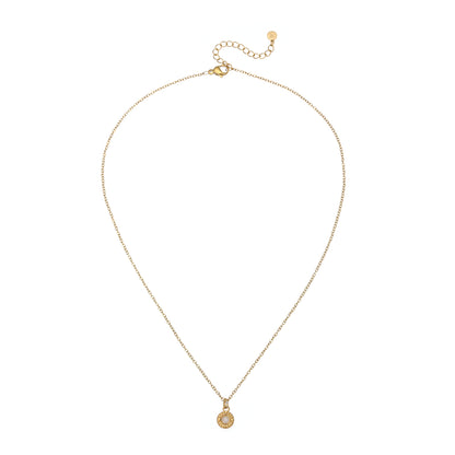 Ein elegantes, filigranes goldenes Collier mit einer feinen Gliederkette und einem kleinen runden Anhänger. Der Anhänger zeigt eine zarte, schimmernde Perle oder einen weißen Stein, umgeben von einem kunstvoll strukturierten Goldrand, perfekt für dezente Eleganz.